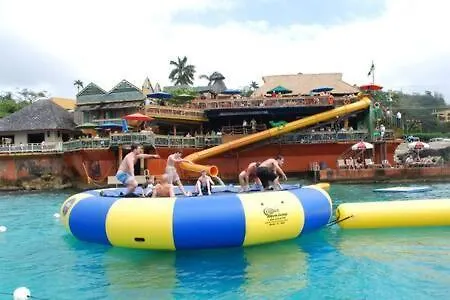 Inn Hospitality Expert Mccartney - Tour Pool Bar Beach Montego Bay Jamaica