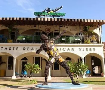 Hospitality Expert Mccartney - Tour Pool Bar Beach Montego Bay